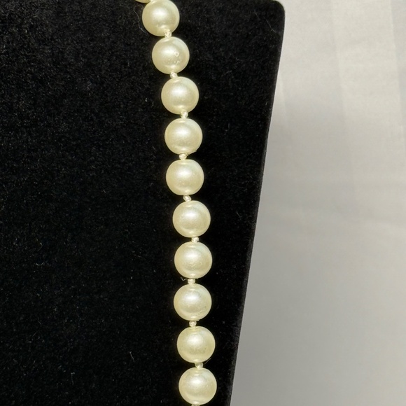 Chic Faux Pearl Necklace – Timeless Elegance on a Budget - Picture 3 of 6